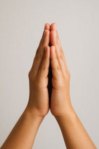 حالت نیایش در یوگا با آنجالی مودرا